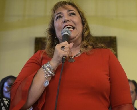 Minister Moreira signs an agreement with cooperatives so that they can complete their works