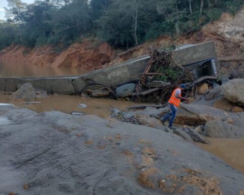 Part of the wall that collapsed in the Boca de los Ríos dam and that could flood Montecristi