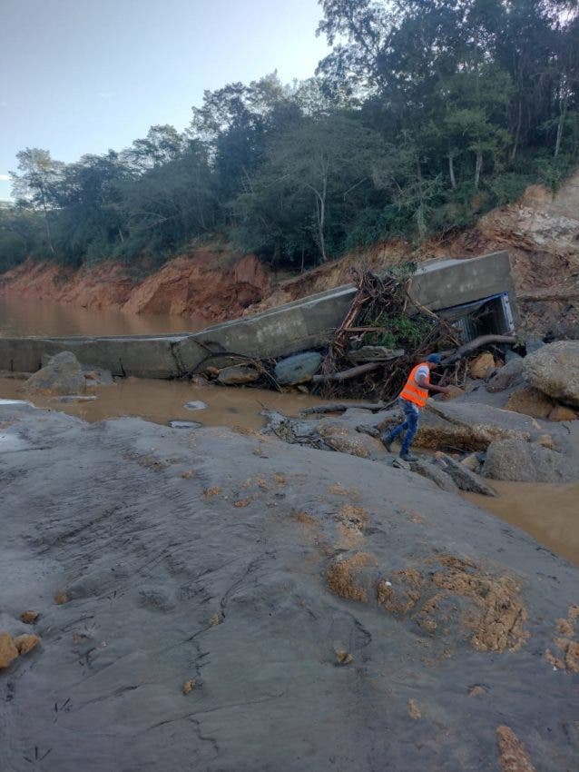 Part of the wall that collapsed in the Boca de los Ríos dam and that could flood Montecristi