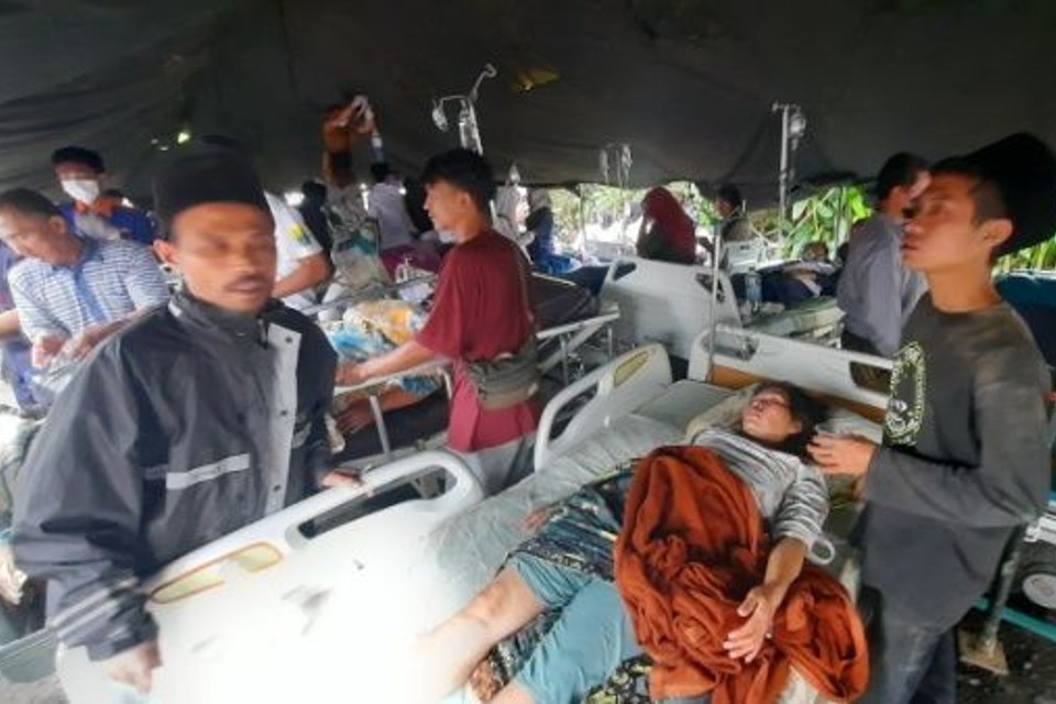 More than 50 dead and 700 injured by a magnitude 5.4 earthquake in Indonesia