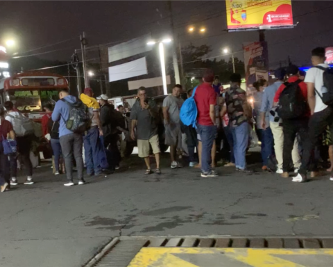 Nicaraguans leave on tourist trips to Guatemala, many continue to the US