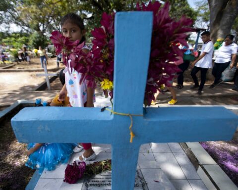 Nicaraguans return en masse to cemeteries for the Day of the Dead