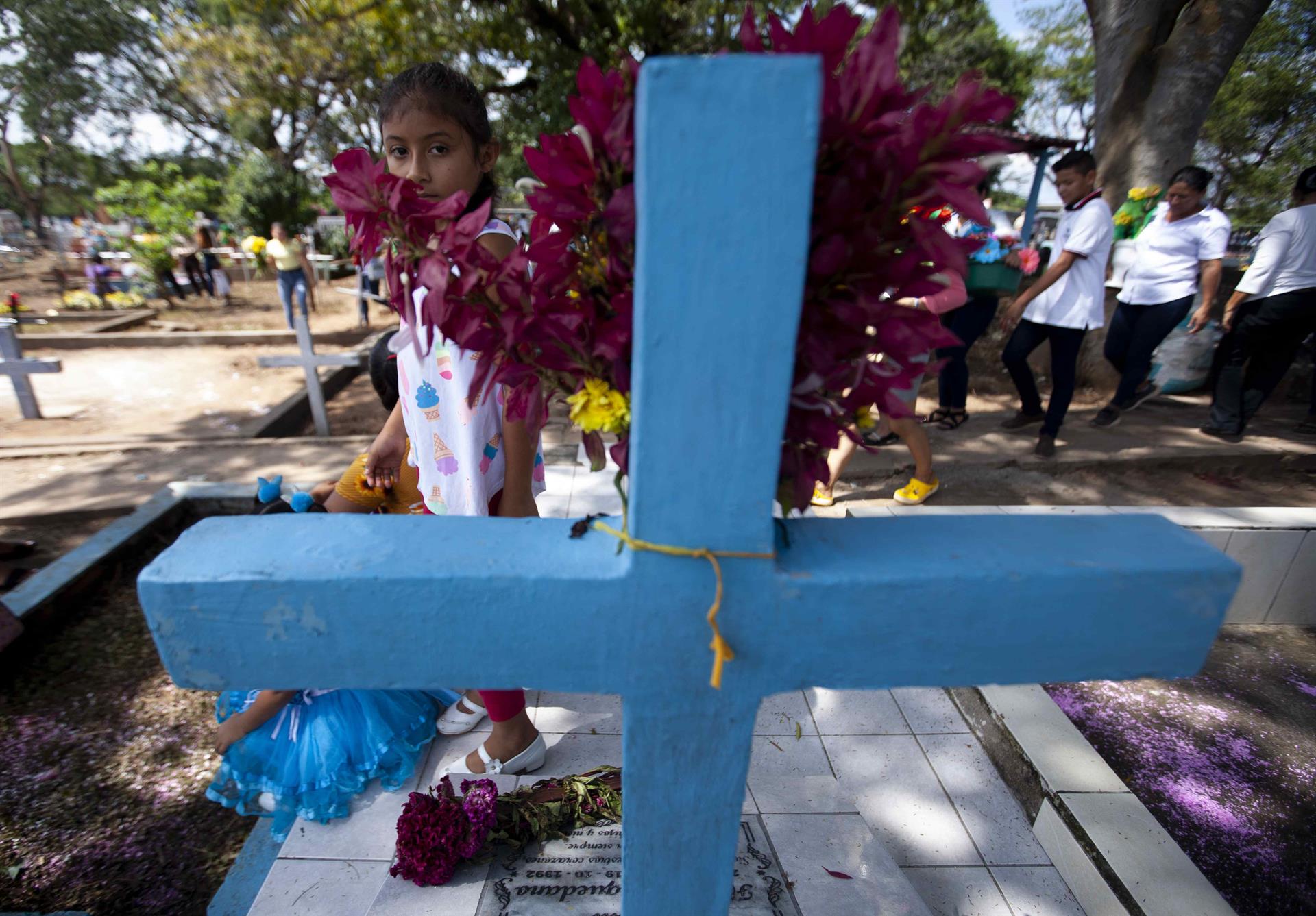 Nicaraguans return en masse to cemeteries for the Day of the Dead