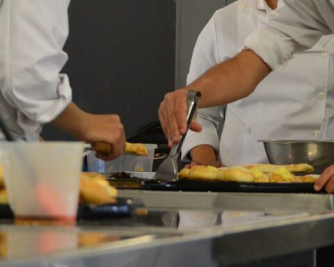 Number of workers in unemployment insurance decreased 12.1% in October, compared to September