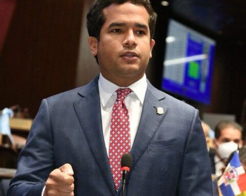 Omar Fernández cataloga como drástica prohibición EEUU a CR