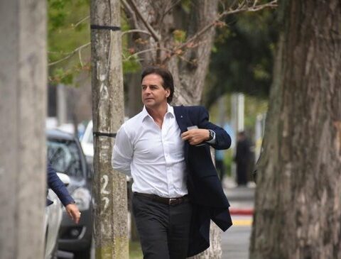 Option Survey: 44% approve of Lacalle Pou's management and 31% disapprove