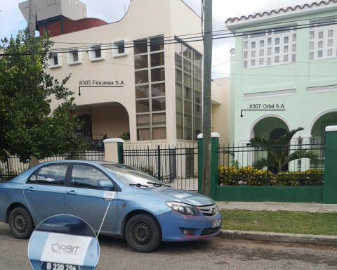 Auto BYD con chapa estatal B 230 706 y pegatina con el logo de la empresa. Foto: Proyecto Inventario