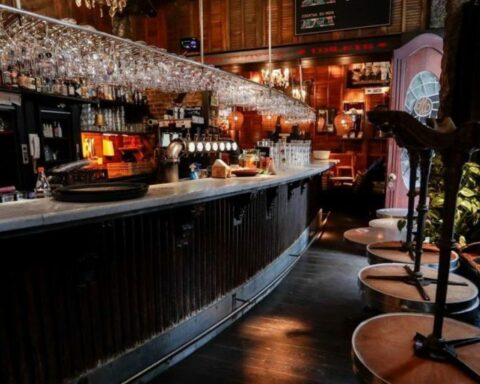 Owners of bars and restaurants demand the resignation of the Minister of the Interior and Police