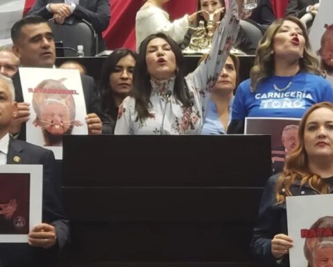 PAN deputy lashes out at AMLO with a song by "Paquita of the neighborhood"