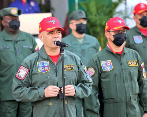 Padrino López: FAN applauds the dialogue efforts to achieve peace