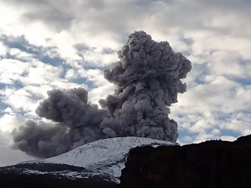 Panic and fear due to ash emission from the Nevado del Ruiz volcano in Libano, Tolima