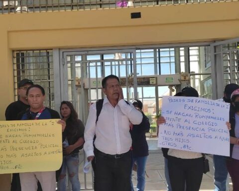 Parents protest due to robberies of students from the Independencia school in Arequipa