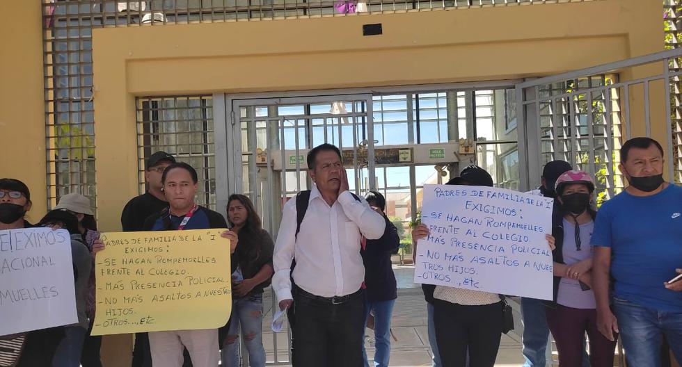 Parents protest due to robberies of students from the Independencia school in Arequipa