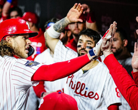 Phillies hit five home runs and take command 2-1