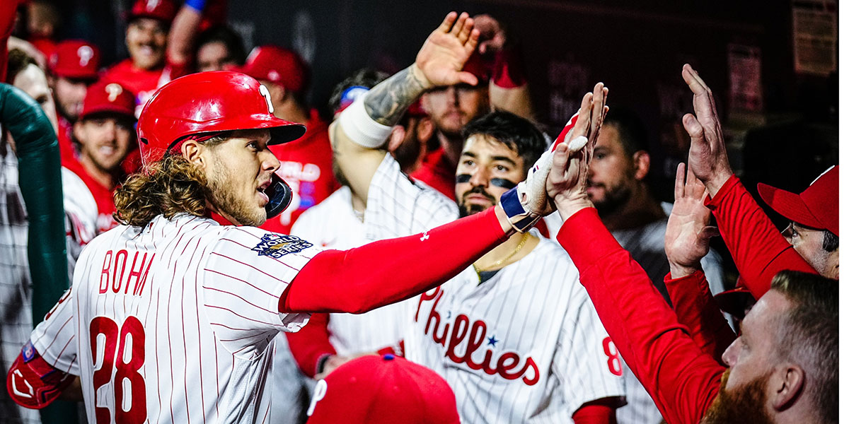 Phillies hit five home runs and take command 2-1