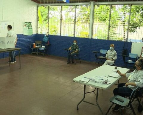 A pesar de la orden de enviar selfies con el dedo manchado, las juntas receptoras estaban vacías. Foto: Voces en Libertad