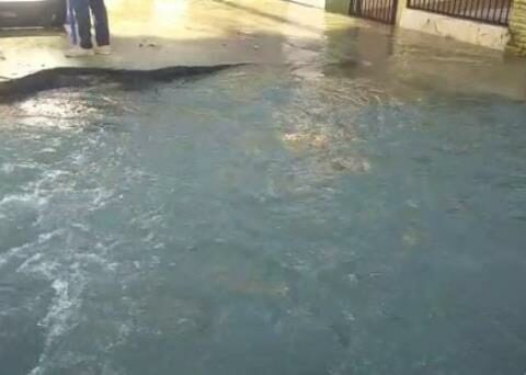 Pipe explosion causes sinkhole in Santiago