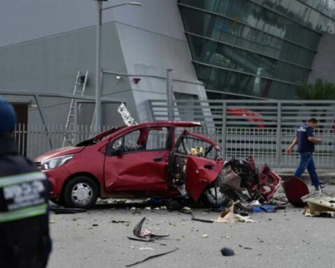 President of Ecuador decrees a state of emergency in two provinces after attacks