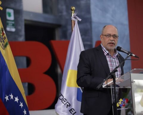 President of the CNE "scolds" Enrique Márquez for presidential statements