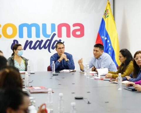 Promotional table for public consultation of Popular Power laws installed