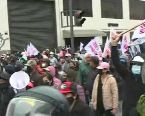 Protesters gather very early to protest against Congress