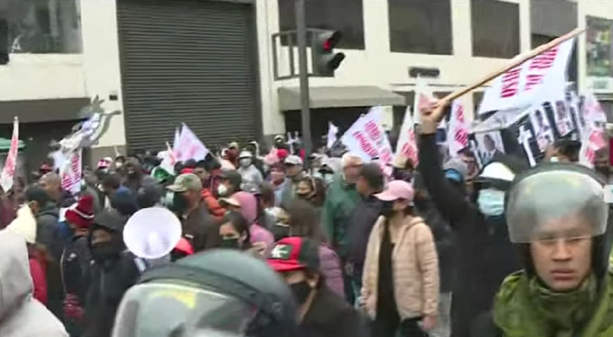 Protesters gather very early to protest against Congress