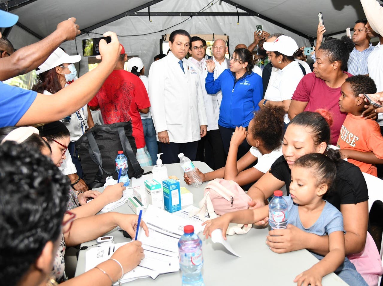 Salud Pública asiste a afectados por aguaceros en el barrio La Arenita