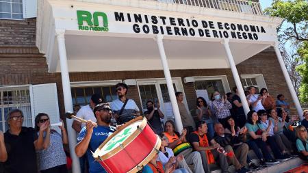 Public health employees stop for 48 in claim for better wages in Río Negro