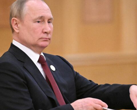 Putin talks to Iranian president, with emphasis on closer ties