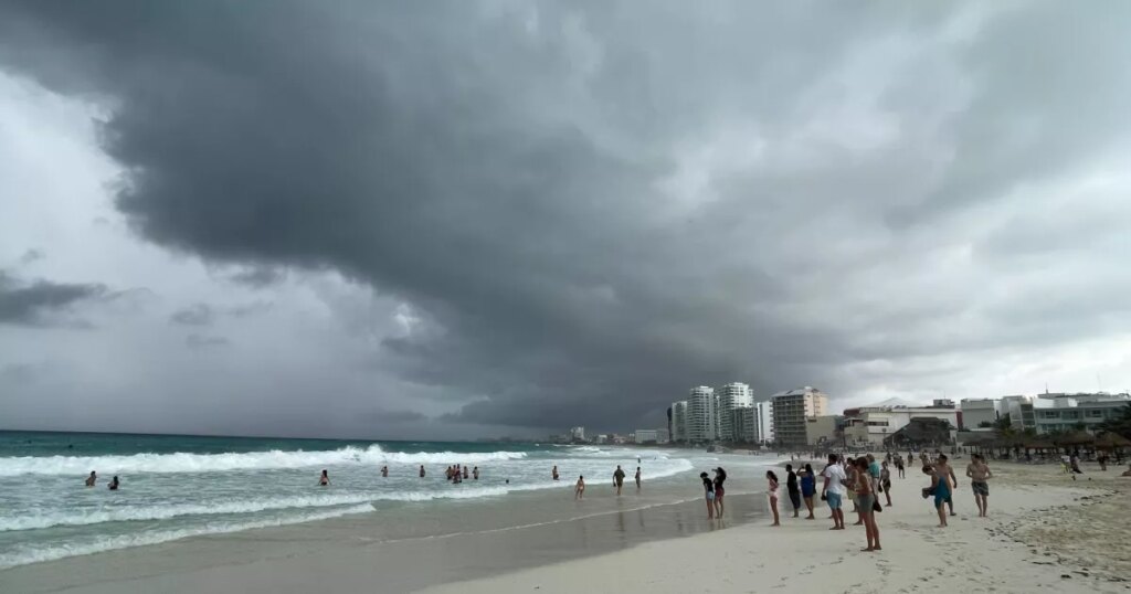 Quintana Roo and Campeche will suspend classes in six municipalities due to hurricane “Lisa”