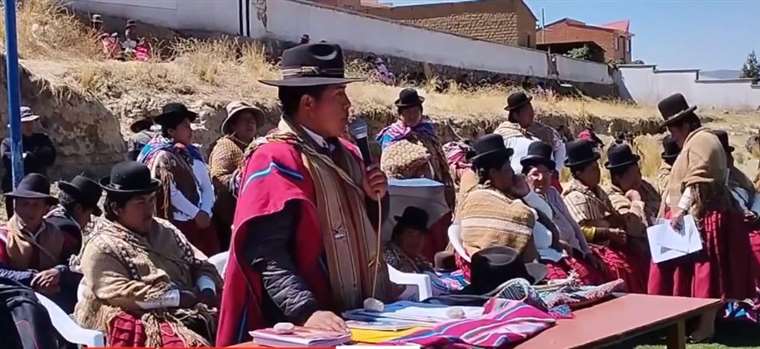 Red ponchos rearticulate protests and march alone against the Government for its agenda