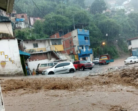 Report homes affected by landslide in Caracas and La Guaira