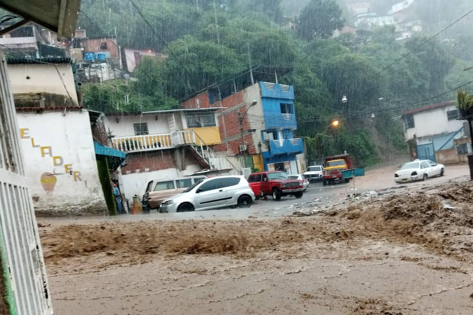 Report homes affected by landslide in Caracas and La Guaira