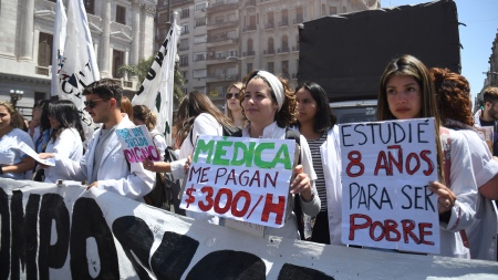 Residents and attendees march demanding a meeting with the Buenos Aires government