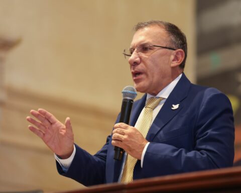 Roy Barreras would be preparing his resignation from Congress. When would he leave and where?