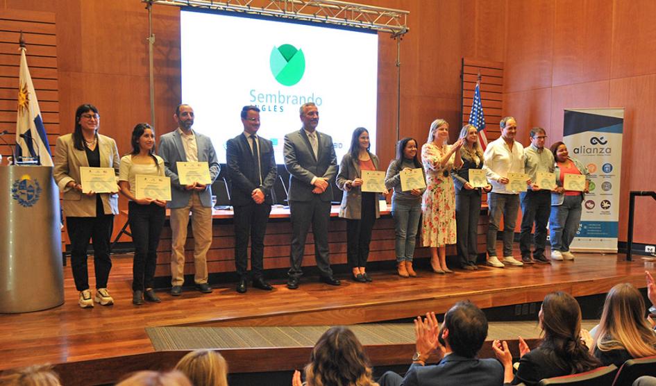 Sembrando Program delivered diplomas to participants of the business English course