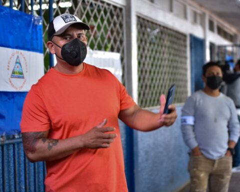 "Send a 'selfie' with a stained finger": the order to state workers