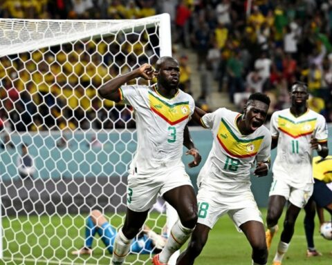 Senegal gets their ticket to the round of 16 after beating Ecuador 2-1