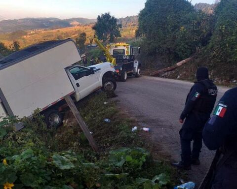 Six Central American migrants injured in truck overturn in Mexico