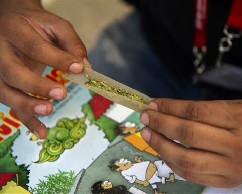 Smoking marijuana can damage the lungs more than tobacco, according to a study