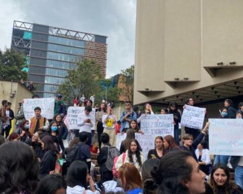 Students call strike due to increase in university enrollment