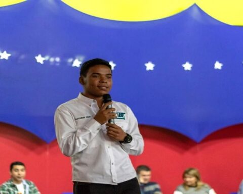 Students participate in the FEVEEM OBE elections in the Sucre parish in Caracas
