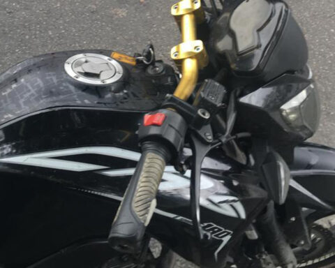 Subjects approached a woman to steal her, but she was cunning and ended up taking the motorcycle