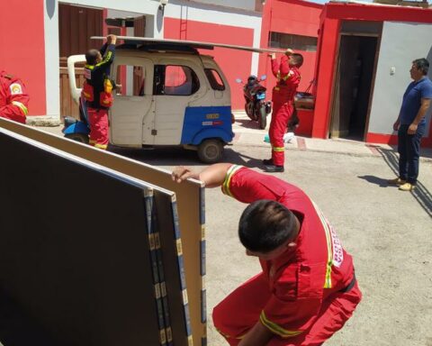 Tacna: Firefighters receive a donation of construction materials
