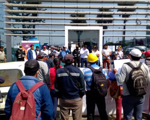 Tacna: Workers demand salaries under the civil construction regime