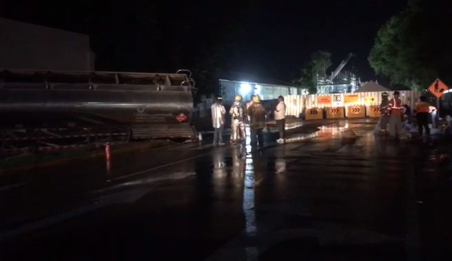 Tanker truck spills fuel on Santiago avenue