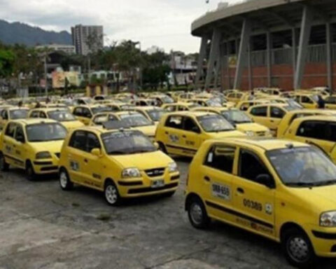 Taxi drivers announce strike for "rudeness" of the government
