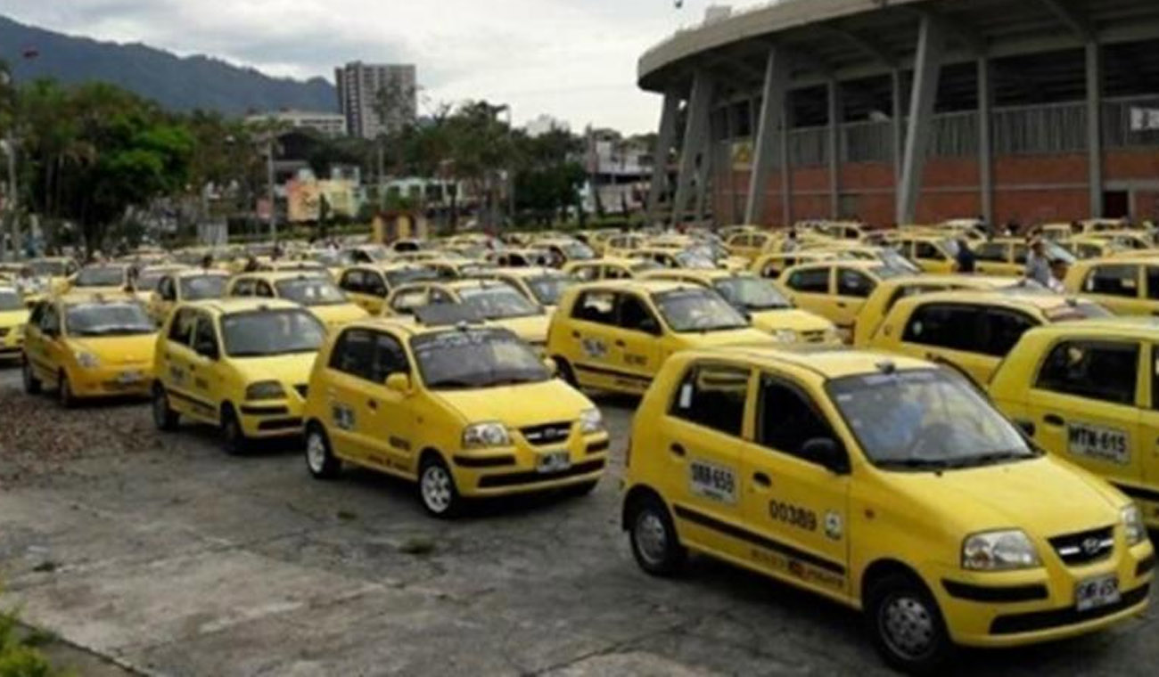 Taxi drivers announce strike for "rudeness" of the government