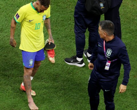 Team doctor says Neymar suffered right ankle sprain