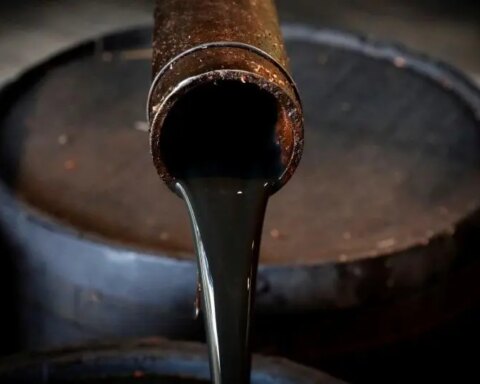 Petróleo de Texas baja 3,5 % y cierra en 85,87 dólares el barril